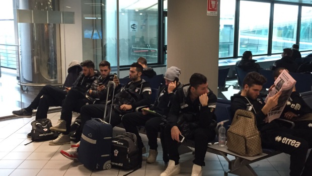 La squadra in aeroporto a Caselle(Foto Fc Pro Vercelli)
