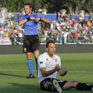 Capitan Massimiliano Scaglia e l'arbitro Abisso (Foto Ivan Benedetto)