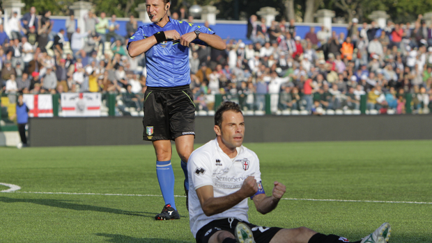 Capitan Massimiliano Scaglia e l'arbitro Abisso (Foto Ivan Benedetto)