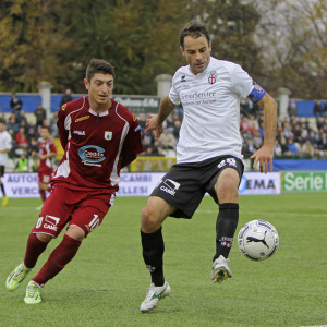 Massimiliano Scaglia tiene a bada Mazzarani della Virtus Entella (Foto Ivan Benedetto)