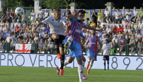 Nunzio Di Roberto ostacolato da Spolli in Pro Vercelli-Catania (Foto Ivan Benedetto)