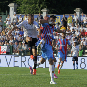 Nunzio Di Roberto ostacolato da Spolli in Pro Vercelli-Catania (Foto Ivan Benedetto)