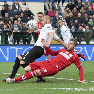 Davide Luppi contro il Carpi (Foto Ivan Benedetto)