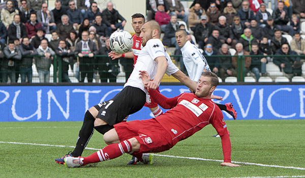 Davide Luppi contro il Carpi (Foto Ivan Benedetto)