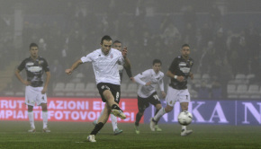 Rigore di Ettore Marchi contro la Ternana (Foto Ivan Benedetto)