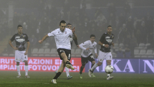 Rigore di Ettore Marchi contro la Ternana (Foto Ivan Benedetto)