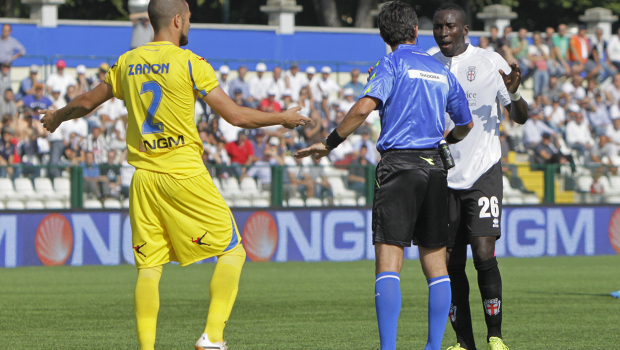 Mohamed Coly e Zanon del Frosinone (Foto Ivan Benedetto)