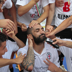 Cosenza taglia la barba dopo la promozione in B (Foto Ivan Benedetto)