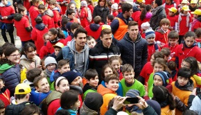 Ardizzone, Ronaldo e Musacci coi bambini delle scuole di Vercelli (Foto MagicaPRO.it)