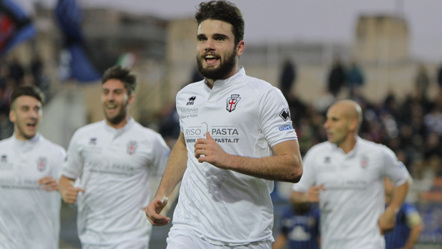 Giacomo Beretta esulta dopo il gol a Latina (Foto Ivan Benedetto)