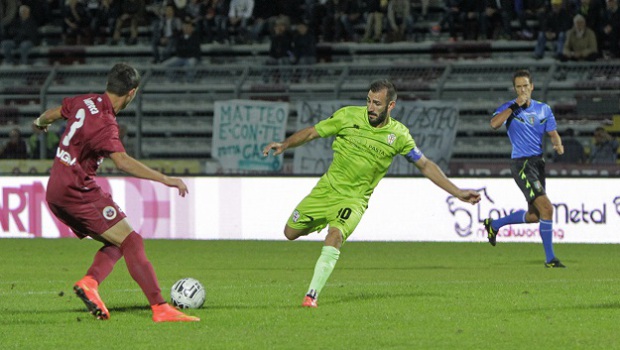 Gianni Fabiano contro il Cittadella. Dietro l'arbitro Gavillucci. (Foto Ivan Benedetto)