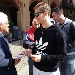 Ronaldo Pompeu da Silva invita un vercellese allo stadio (Foto MagicaPRO.it)