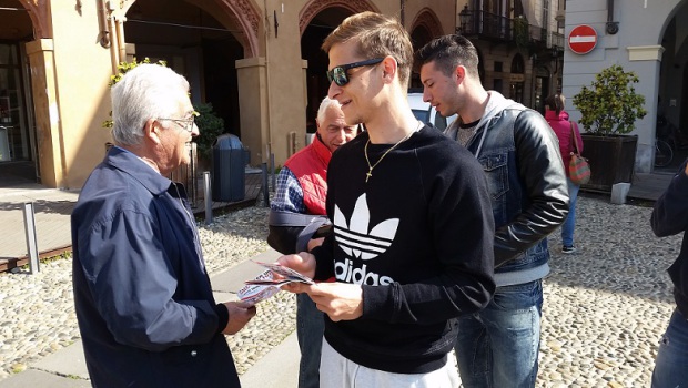 Ronaldo Pompeu da Silva invita un vercellese allo stadio (Foto MagicaPRO.it)