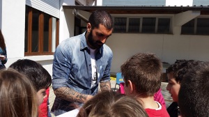 Francesco Cosenza firma autografi ai bambini (Foto MagicaPRO.it)