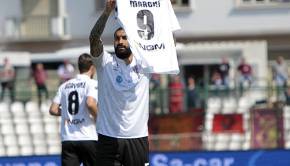 Francesco Cosenza mostra la maglia di Ettore Marchi (Foto Ivan Benedetto)