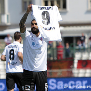 Francesco Cosenza mostra la maglia di Ettore Marchi (Foto Ivan Benedetto)