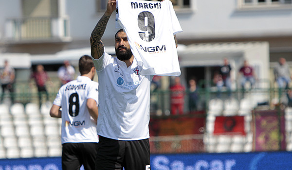 Francesco Cosenza mostra la maglia di Ettore Marchi (Foto Ivan Benedetto)