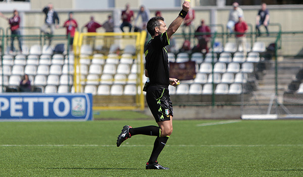 L'arbitro Merchiori (Foto Ivan Benedetto)