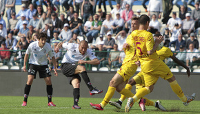 Il tiro di Luppi contro il Livorno (Foto Ivan Benedetto)