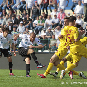 Il tiro di Luppi contro il Livorno (Foto Ivan Benedetto)