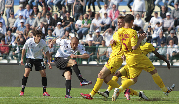 Il tiro di Luppi contro il Livorno (Foto Ivan Benedetto)