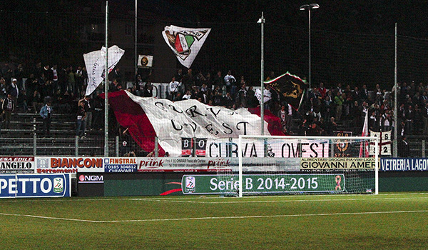 La coreografia della Curva Ovest a Chiavari (Foto Ivan Benedetto)