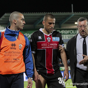 Nunzio Di Roberto accompagnato dallo staff medico-sanitario (Foto Ivan Benedetto)