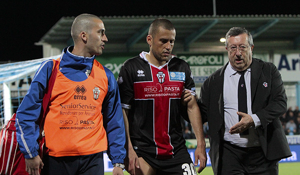 Nunzio Di Roberto accompagnato dallo staff medico-sanitario (Foto Ivan Benedetto)