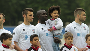 Mohamed Coly con la figlia (Foto Ivan Benedetto)