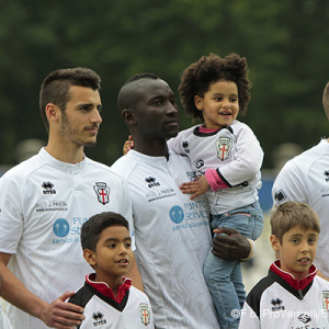 Mohamed Coly con la figlia (Foto Ivan Benedetto)