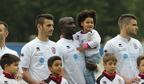 Mohamed Coly con la figlia (Foto Ivan Benedetto)