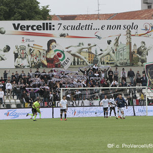 La Curva Ovest in occasione di Pro Vercelli-Latina (Foto Ivan Benedetto)