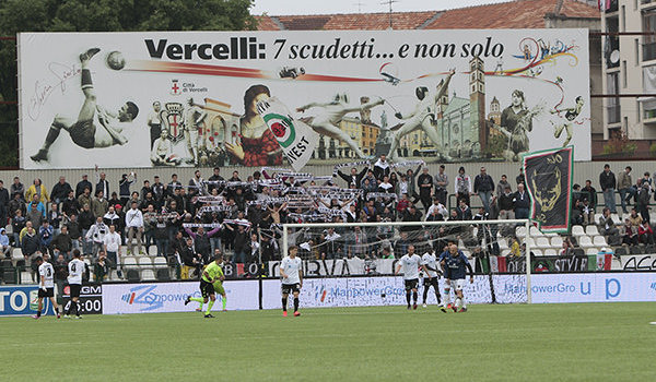 La Curva Ovest in occasione di Pro Vercelli-Latina (Foto Ivan Benedetto)