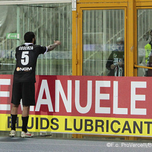 Francesco Cosenza saluta i tifosi a Pescara (Foto Ivan Benedetto)