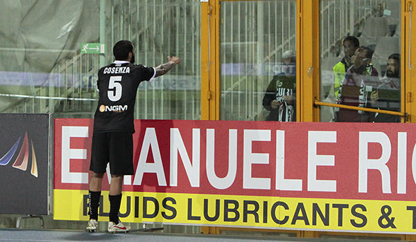 Francesco Cosenza saluta i tifosi a Pescara (Foto Ivan Benedetto)