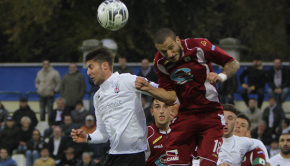 Scavone in un contrasto aereo contro l'Entella (Foto Ivan Benedetto)