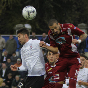 Scavone in un contrasto aereo contro l'Entella (Foto Ivan Benedetto)