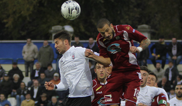 Scavone in un contrasto aereo contro l'Entella (Foto Ivan Benedetto)