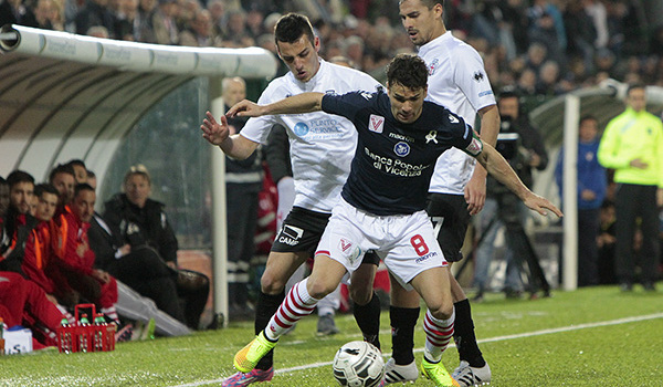 Uno scatto di Pro Vercelli-Vicenza (Foto Ivan Benedetto)