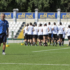 Mister Scazzola all'allenamento (Foto Ivan Benedetto)