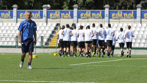 Mister Scazzola all'allenamento (Foto Ivan Benedetto)