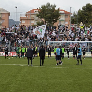 La curva della Pro Vercelli a Chiavari nella gara del 2014 (Foto Ivan Benedetto)