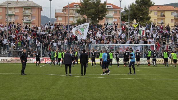 La curva della Pro Vercelli a Chiavari nella gara del 2014 (Foto Ivan Benedetto)