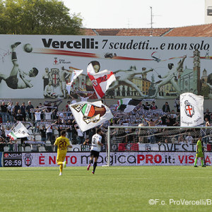 La Curva Ovest durante Pro Vercelli-Livorno (Foto Ivan Benedetto)