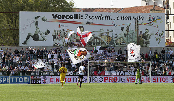 La Curva Ovest durante Pro Vercelli-Livorno (Foto Ivan Benedetto)