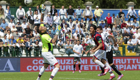 L'autogol di Claiton in Pro Vercelli-Crotone (Foto Ivan Benedetto)