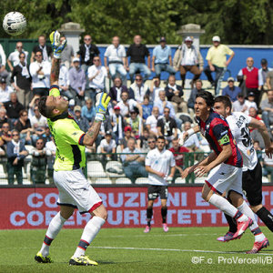 L'autogol di Claiton in Pro Vercelli-Crotone (Foto Ivan Benedetto)