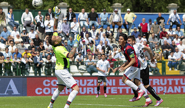 L'autogol di Claiton in Pro Vercelli-Crotone (Foto Ivan Benedetto)