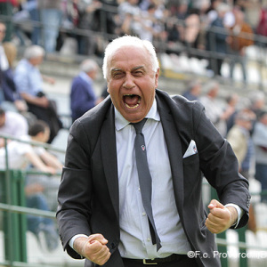 Tutta la gioia del ds Varini dopo la vittoria contro il Crotone (Foto Ivan Benedetto)