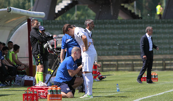 Ronaldo mentre riceve le prime cure in campo (Foto Ivan Benedetto)